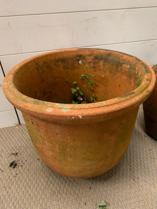 A terracotta urn and plant pot along with a metal jug and bell - Image 3 of 4