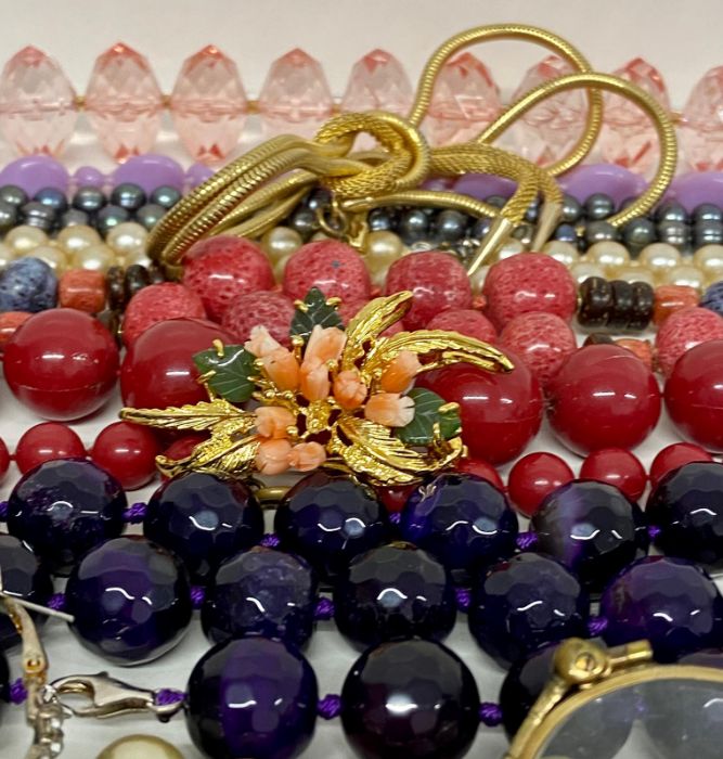 A small selections of various items to includes beads - Image 5 of 5