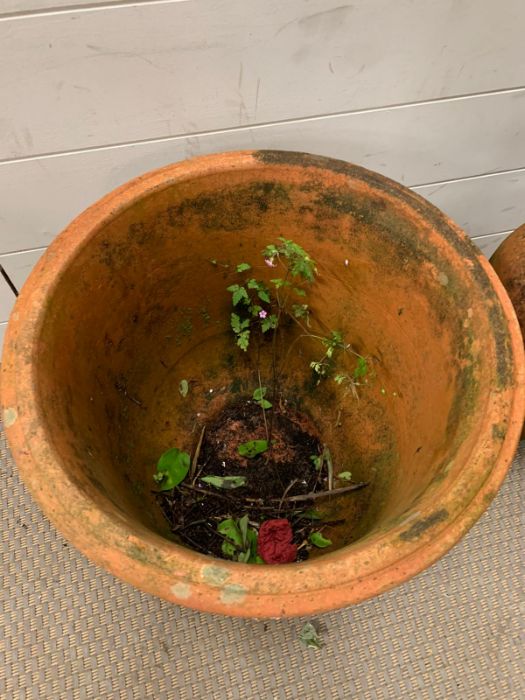 A terracotta urn and plant pot along with a metal jug and bell - Image 4 of 4