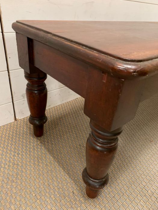 A mahogany long low table on turned legs (H40cm W116cm D40cm) - Image 3 of 5