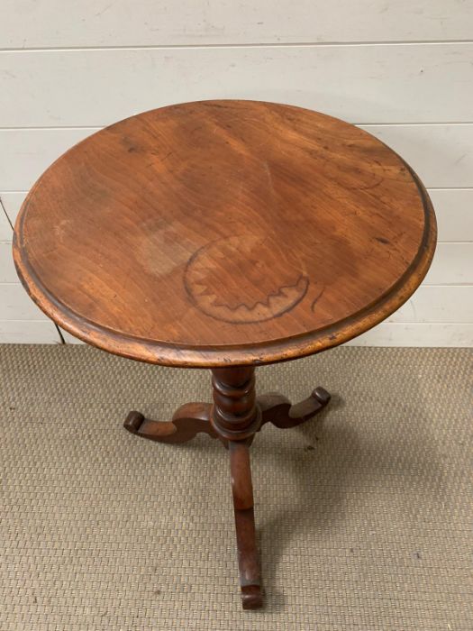 A mahogany occasional table on turn centre support on tri pod base - Image 4 of 8