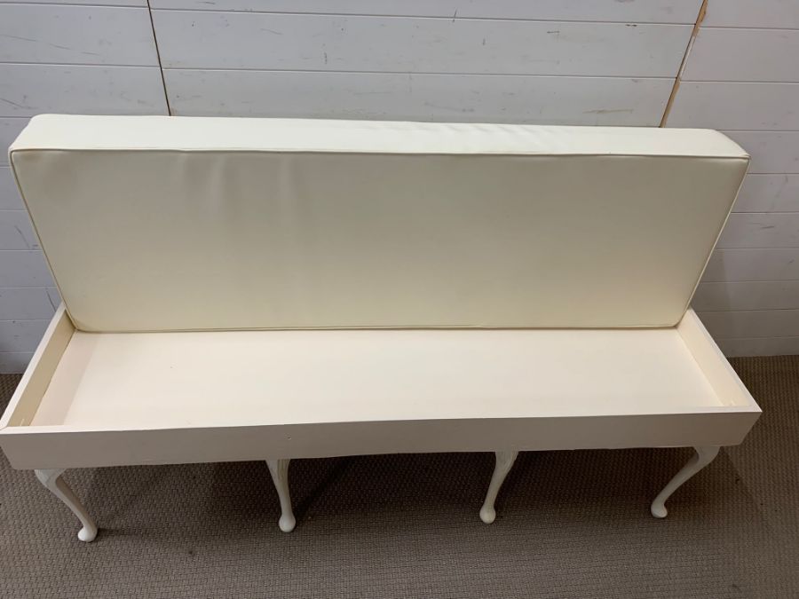 A white bench seat on cabriole legs and faux seat pad (H59cm W160cm D55cm) - Image 6 of 12