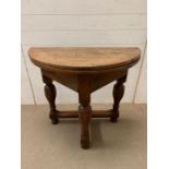A folding oak side table on turned legs (H76cm W86cm D82cm)