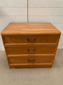 A low three drawer chest of drawers 9H63cm W70cm D45cm)