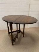 An oak occasional drop sided table (H67cm W83cm)