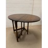 An oak occasional drop sided table (H67cm W83cm)