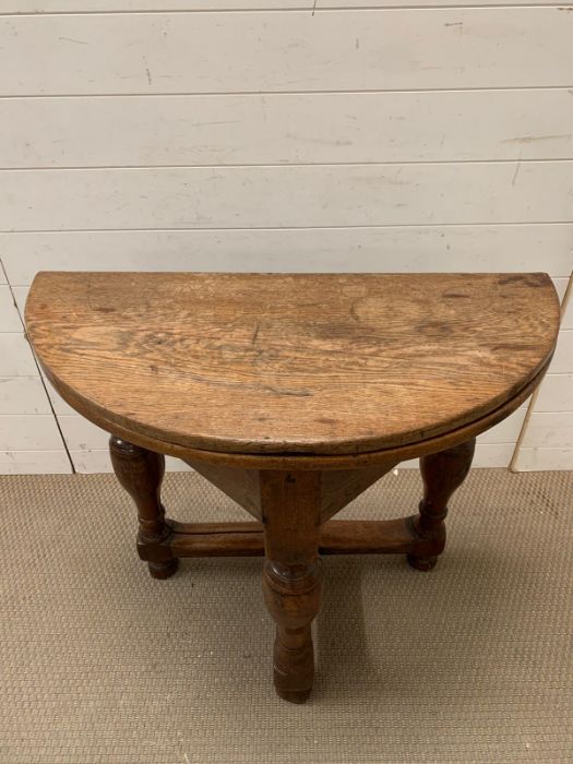 A folding oak side table on turned legs (H76cm W86cm D82cm) - Image 3 of 5