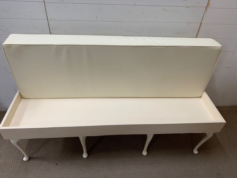 A white bench seat on cabriole legs and faux seat pad (H59cm W160cm D55cm) - Image 12 of 12