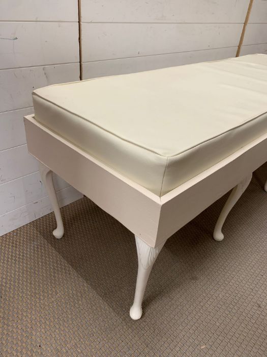 A white bench seat on cabriole legs and faux seat pad (H59cm W160cm D55cm) - Image 3 of 12