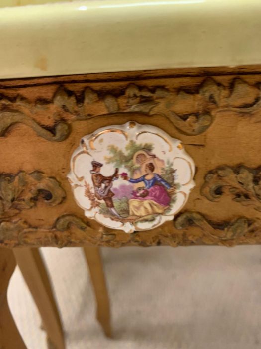 A nest of giltwood tables, inlaid with porcelain mounts and scroll details to side and legs (Largest - Image 5 of 9