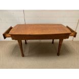 An oak coffee table with drawers to both ends and turned legs (H50cm W99cm D53cm)