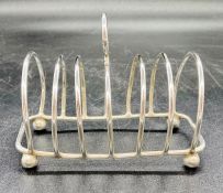 A Harrods Limited hallmarked silver toast rack (104g Total Weight) 1963 London