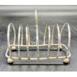 A Harrods Limited hallmarked silver toast rack (104g Total Weight) 1963 London