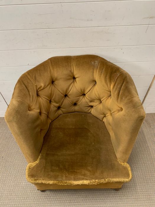 A Heptagon button back chair in velvet upholstery - Image 2 of 4