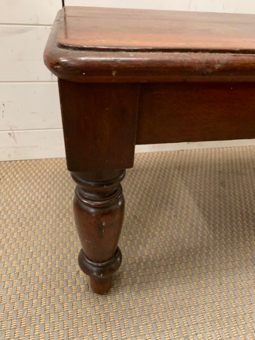 A mahogany long low table on turned legs (H40cm W116cm D40cm) - Image 4 of 5