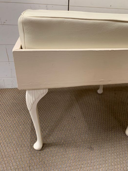 A white bench seat on cabriole legs and faux seat pad (H59cm W160cm D55cm) - Image 5 of 12