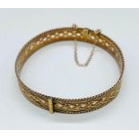 A 9ct gold bangle with safety chain (Total Weight 16.3g)