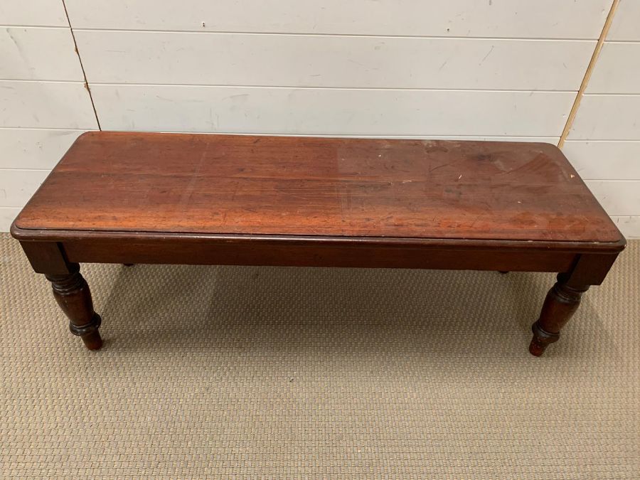 A mahogany long low table on turned legs (H40cm W116cm D40cm) - Image 2 of 5