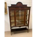 A mahogany display cabinet with inlay (H170cm W122cm D38cm)