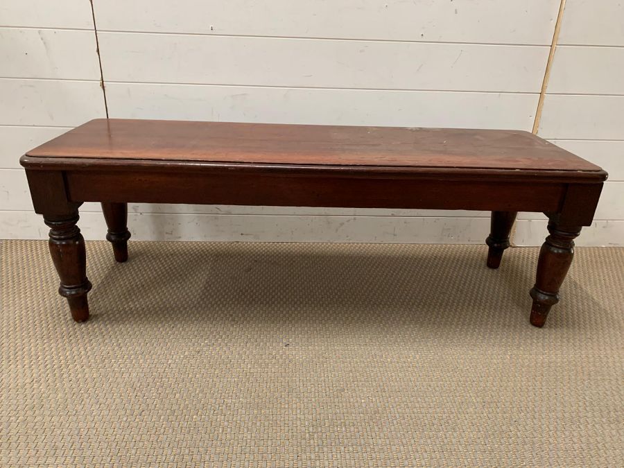 A mahogany long low table on turned legs (H40cm W116cm D40cm)