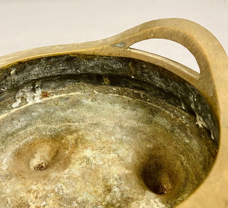 A bronze tripod Chinese incense burner (H11cm W18cm) - Image 2 of 5