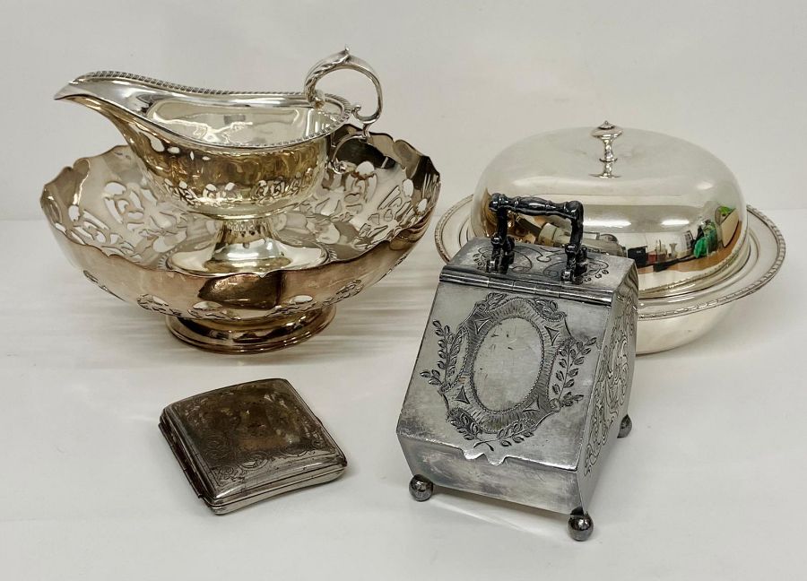 A selection of silver plated items and EPNS to include a muffin dish, pierced bowl, sauce boat, - Image 6 of 10