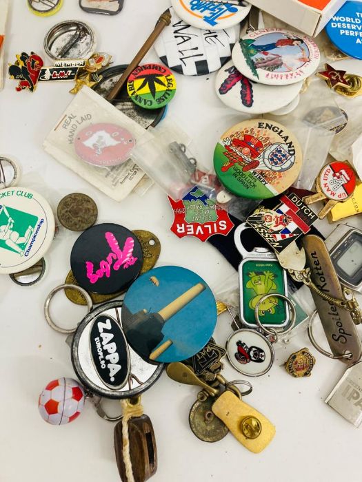 A selection of various badges and keyrings - Image 3 of 4