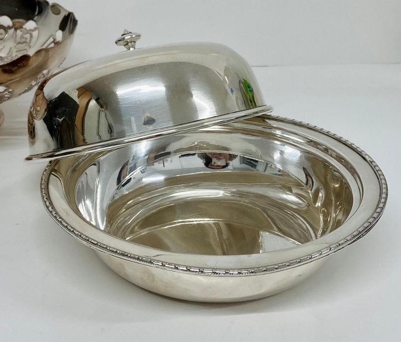 A selection of silver plated items and EPNS to include a muffin dish, pierced bowl, sauce boat, - Image 10 of 10