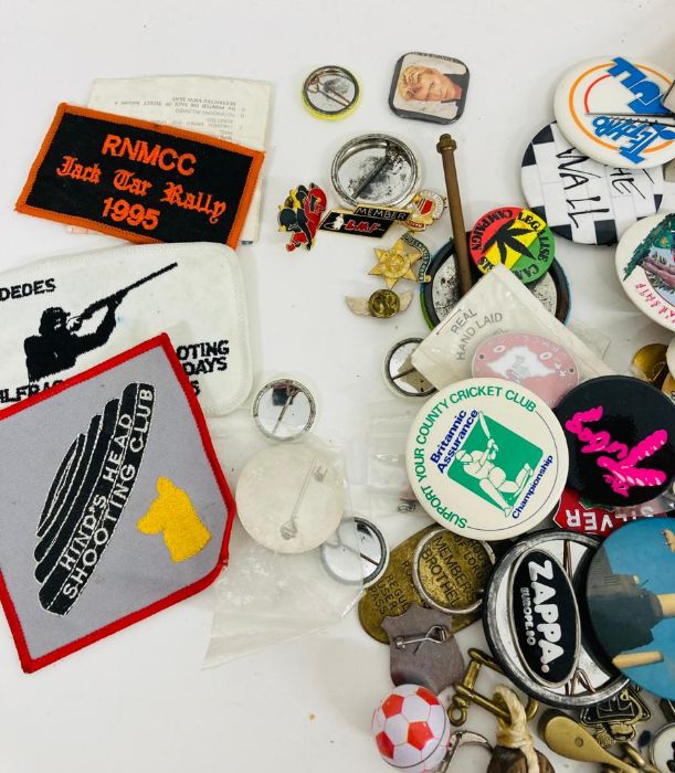 A selection of various badges and keyrings - Image 2 of 4