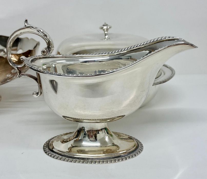 A selection of silver plated items and EPNS to include a muffin dish, pierced bowl, sauce boat, - Image 8 of 10