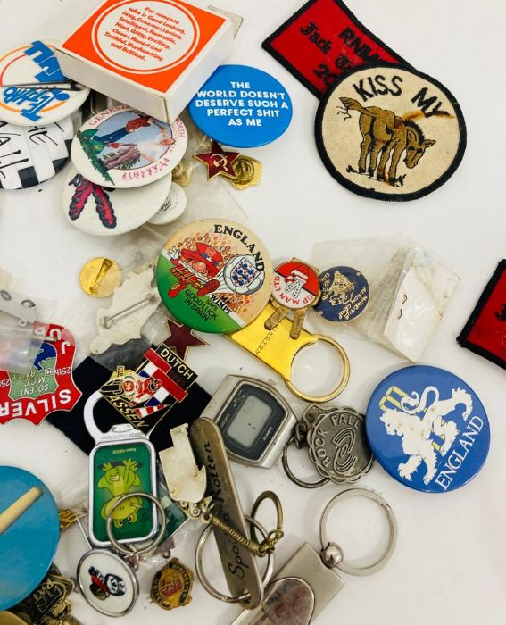 A selection of various badges and keyrings - Image 4 of 4