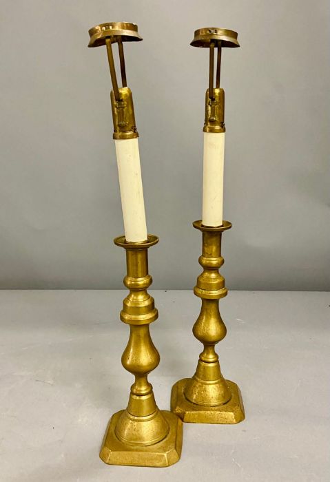 Two pairs of 19th century brass candlesticks with square bases and baluster stems (H25cm and H20cm) - Image 6 of 19