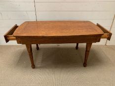 An oak coffee table with drawers to both ends and turned legs (H50cm W99cm D53cm)