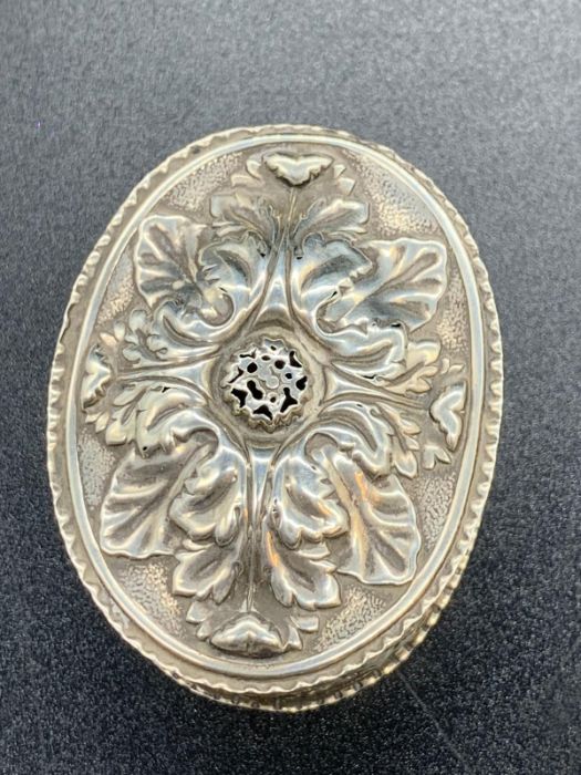 An ornate Victorian silver pill box with floral design to lid, hallmarked for Birmingham 1887 - Image 6 of 8