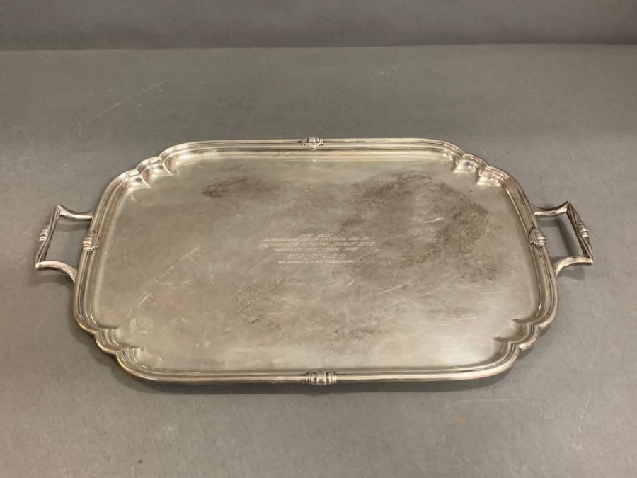 An Art Deco style silver tray, with a central inscription from 1955. Hallmarked for Sheffield 1951 - Image 2 of 6