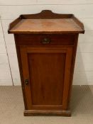 A wash stand with galleried back and cupboard under (H97cm W50cm D44cm)