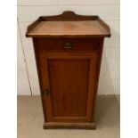 A wash stand with galleried back and cupboard under (H97cm W50cm D44cm)