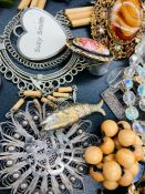 A Bag of assorted small items of costume jewellery