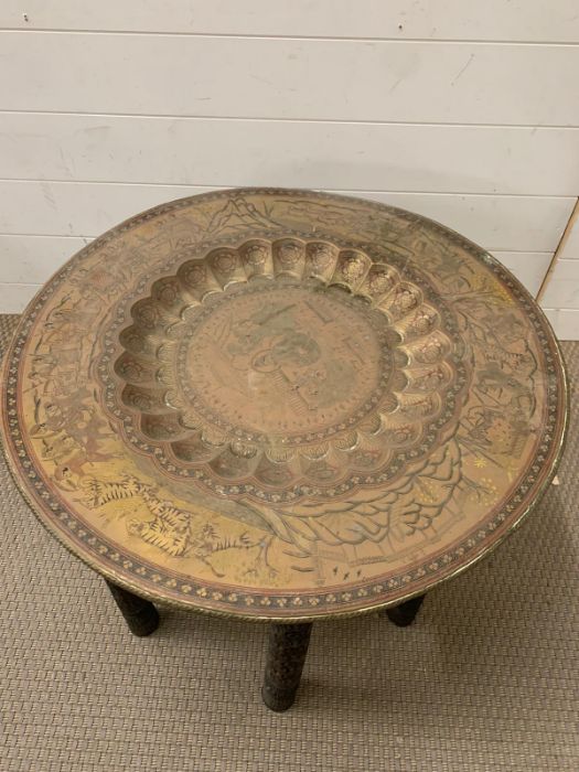 A brass tea table with carved folding legs - Image 2 of 5