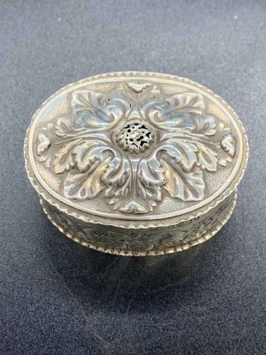 An ornate Victorian silver pill box with floral design to lid, hallmarked for Birmingham 1887 - Image 2 of 8