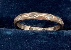 A 9ct gold fashion ring (Total Weight 1.7g)