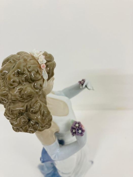 A Boxed Lladro porcelain figurine "Anticipation" No 6608 - Image 2 of 8