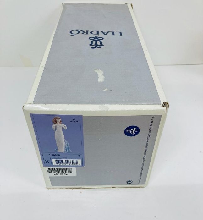 A Boxed Lladro porcelain figurine "Anticipation" No 6608 - Image 6 of 8
