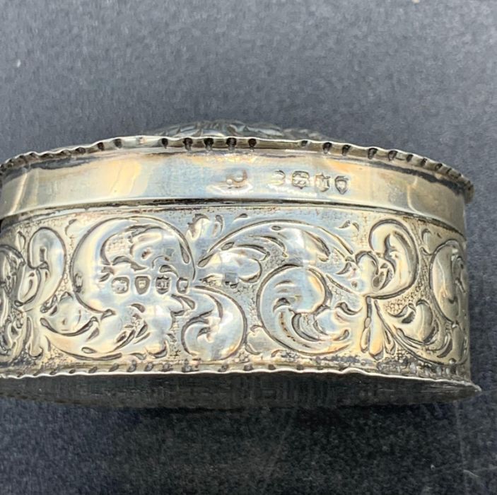 An ornate Victorian silver pill box with floral design to lid, hallmarked for Birmingham 1887 - Image 8 of 8