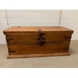 A pine trunk with metal hinges and handles to sides (H46cm W106cm D41cm)