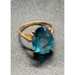 A 9ct yellow gold fashion ring with central blue stone (Total Weight 3.4g)