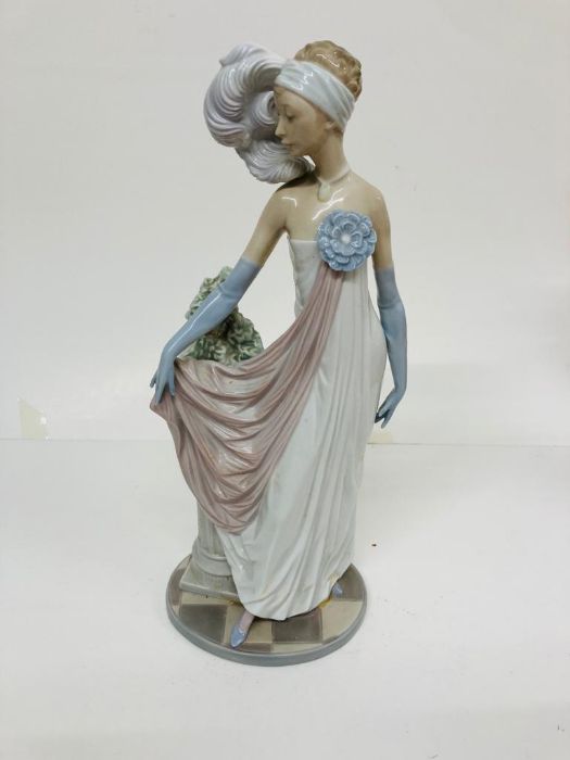A Boxed Lladro porcelain figurine "Summer Serenade" No 6193Condition Report looks like a repair to