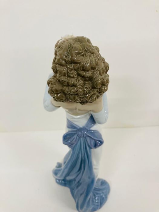 A Boxed Lladro porcelain figurine "Anticipation" No 6608 - Image 5 of 8