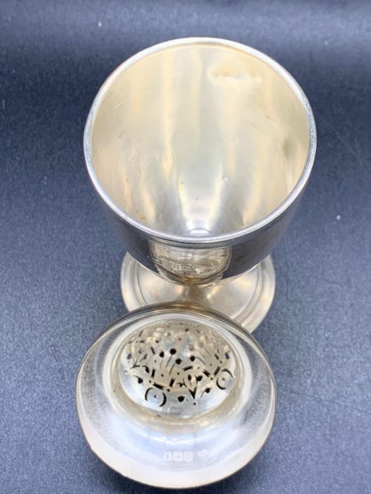 A silver sugar shaker, hallmarked for London 1908 (93 g) by William Chawner II - Image 5 of 6