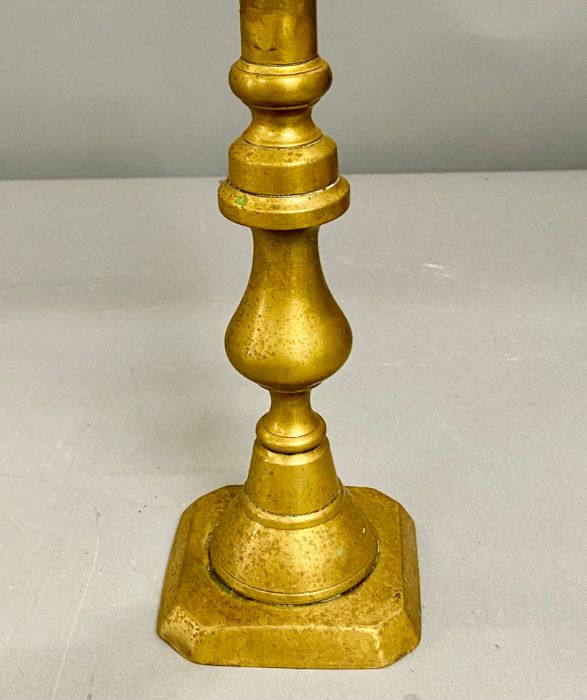 Two pairs of 19th century brass candlesticks with square bases and baluster stems (H25cm and H20cm) - Image 8 of 19